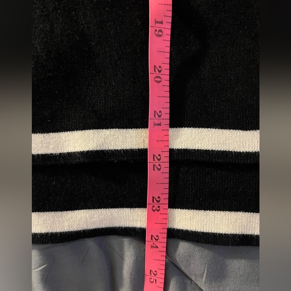 LIKE NEW Women's 2-Piece long sleeve knit pant set. Black w/Cream Trim. Size: L - Picture 7 of 11